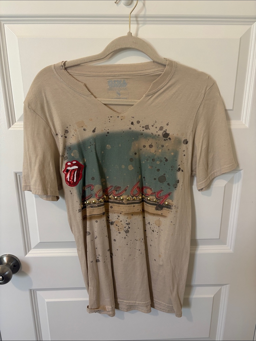 Gina Tees Beige Graphic Short Sleeve Tee with Red Accent